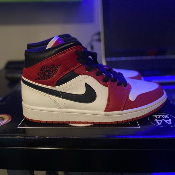 Jordan 1 Chicago with a hoodie - Picture 2 of 4